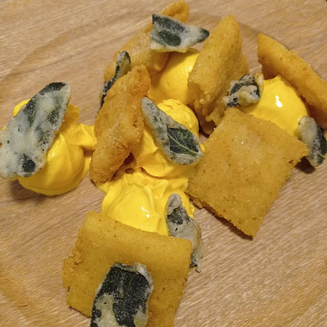 Paccheri con salvia, fritti e con gelato alla zucca