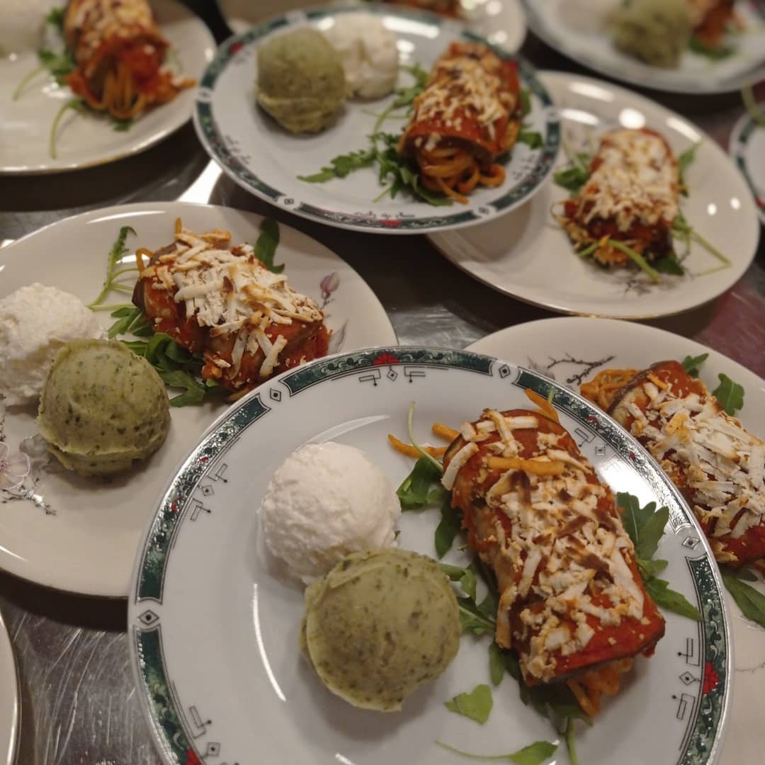 Tagliolini saltati in melanzane arrotolate con sorbetto al basilico e gelato alla bufala