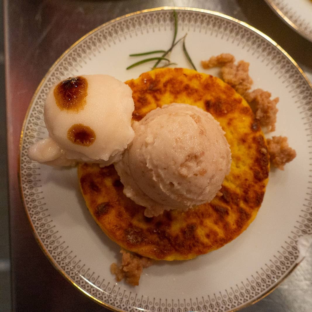 Rosti di patate con sorbetto alla salsiccia e sorbetto al rosmarino