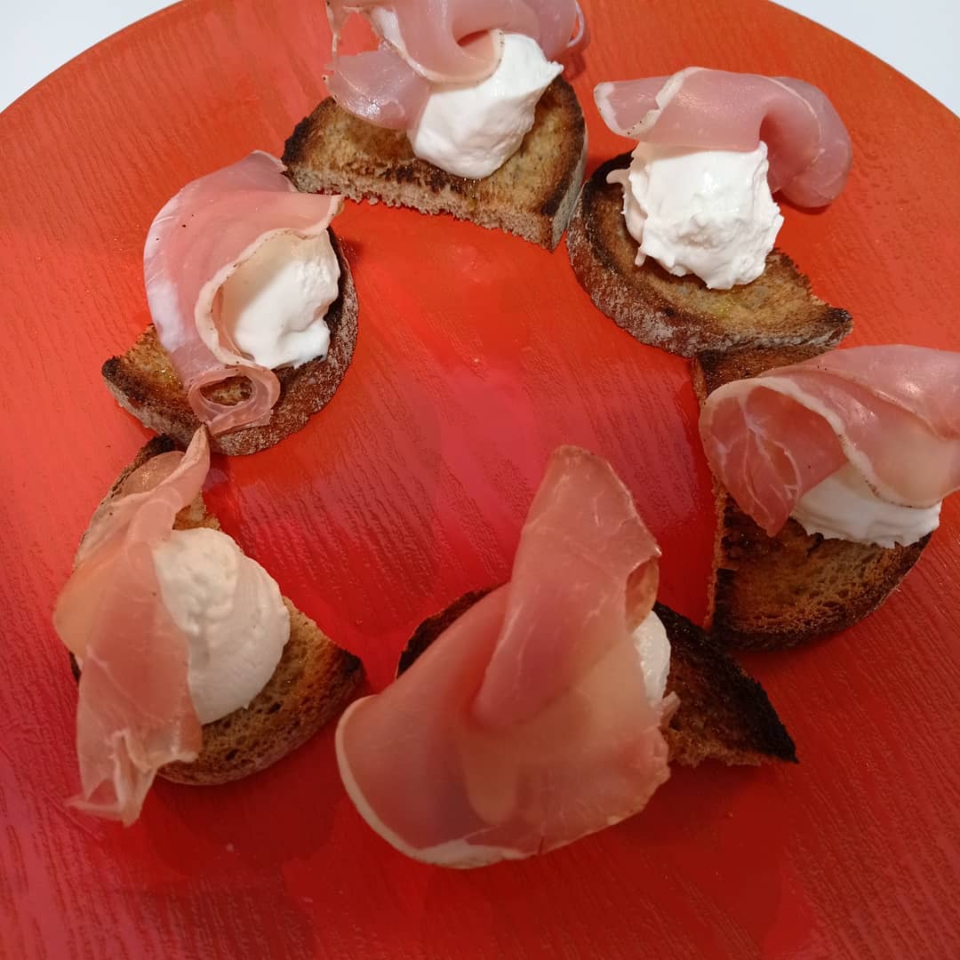 Bruschette con crudo e gelato al pecorino