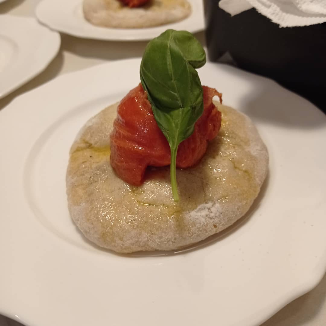 Pizzetta con sorbetto al pomodoro e basilico