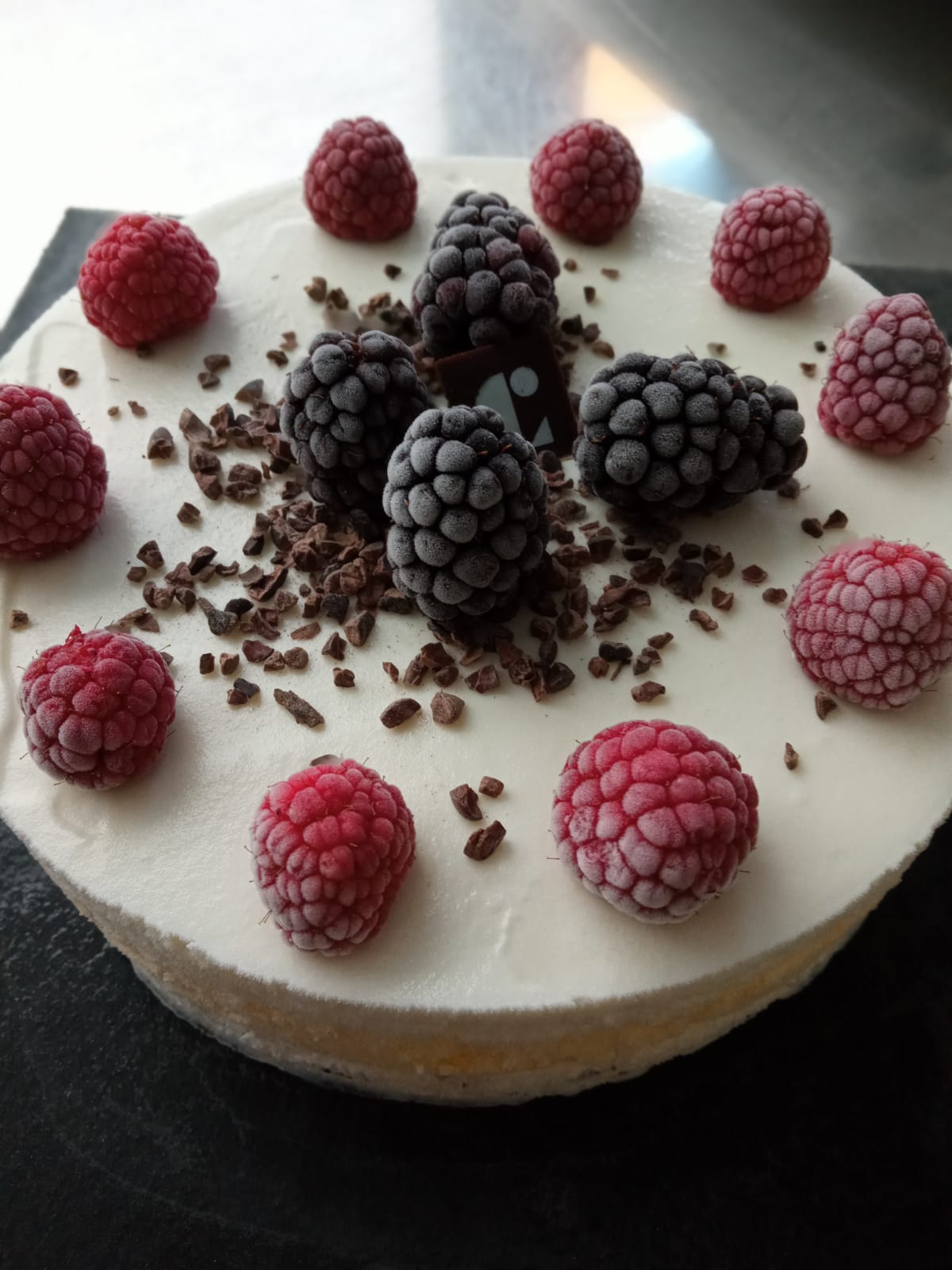 Torta gelato con crema stracciatella e con decorazioni e frutti di bosco